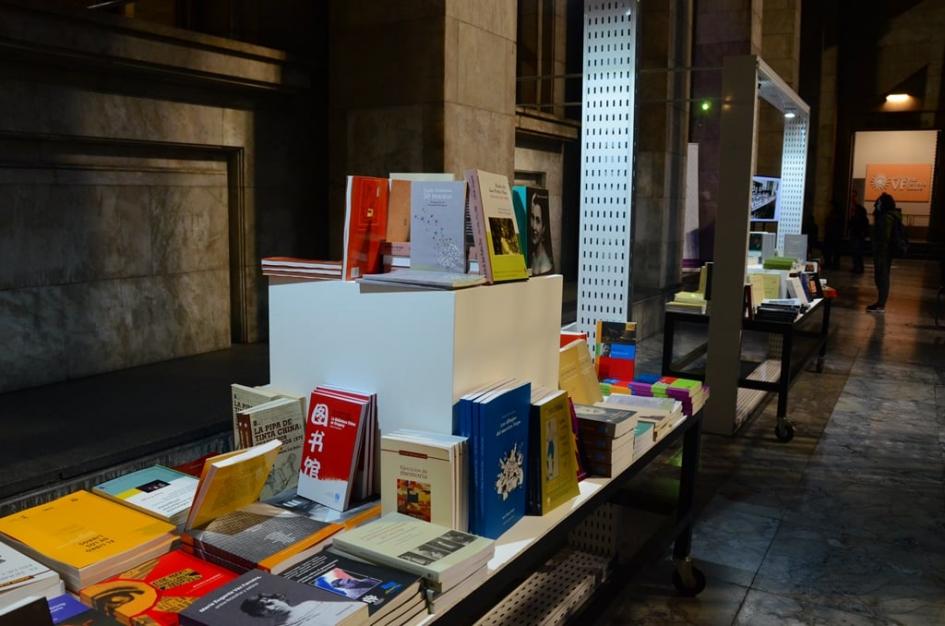 Mesa con libros Mes con libros