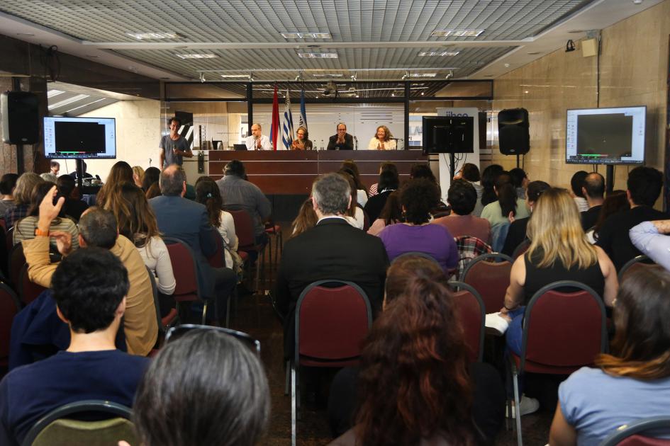 "Bisagra o tapón, esa es la cuestión". Investigadores Prof Adjunto, Nivel III y Posdoc. del IIBCE "Bisagra o tapón, esa es la cuestión". Investigadores Prof Adjunto, Nivel III y Posdoc. del IIBCE