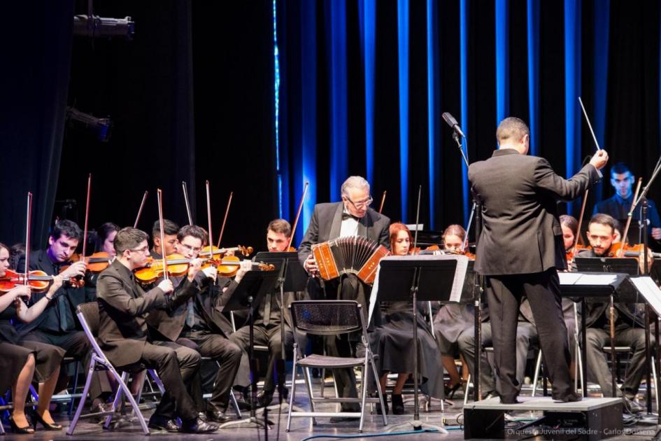 Raúl Jaurena junto a la Orquesta Juvenil del Sodre - Millennium Stage del Kennedy Center en Washington D.C., 2015. Orquesta en escenario