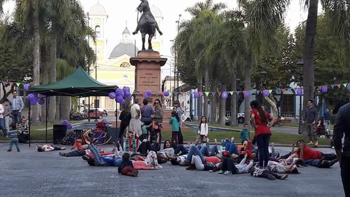 Personas acostadas en la plaza Personas acostadas en la plaza