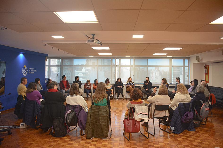 Reunión entre UNSAM y DNE. personas sentadas hablando