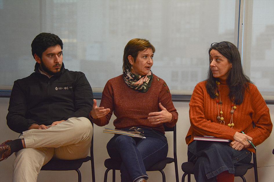 Reunión entre UNSAM y DNE. personas sentadas hablando