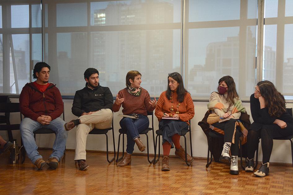 Reunión entre UNSAM y DNE. personas sentadas hablando
