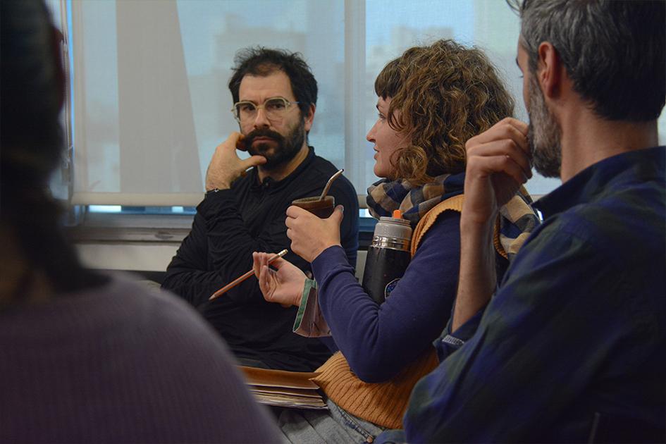 Reunión entre UNSAM y DNE. personas sentadas hablando