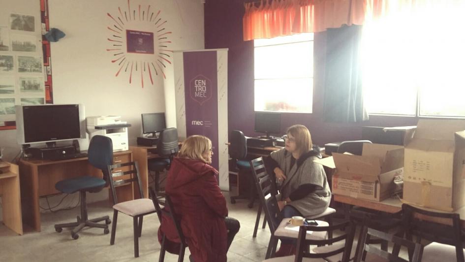 Reunión con la docente animadora Sandra Rodríguez en Centro MEC de Río Branco Personas en reunión
