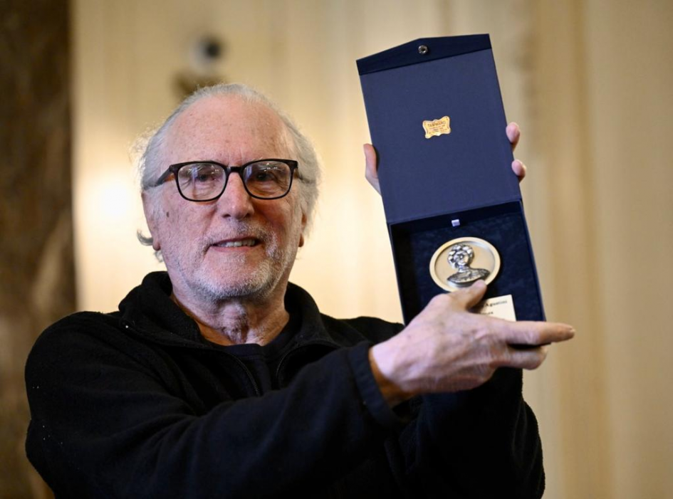 Roberto Jones recibe su Medalla Delmira Agustini.