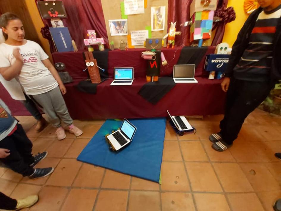 Personas participando en taller de robótica