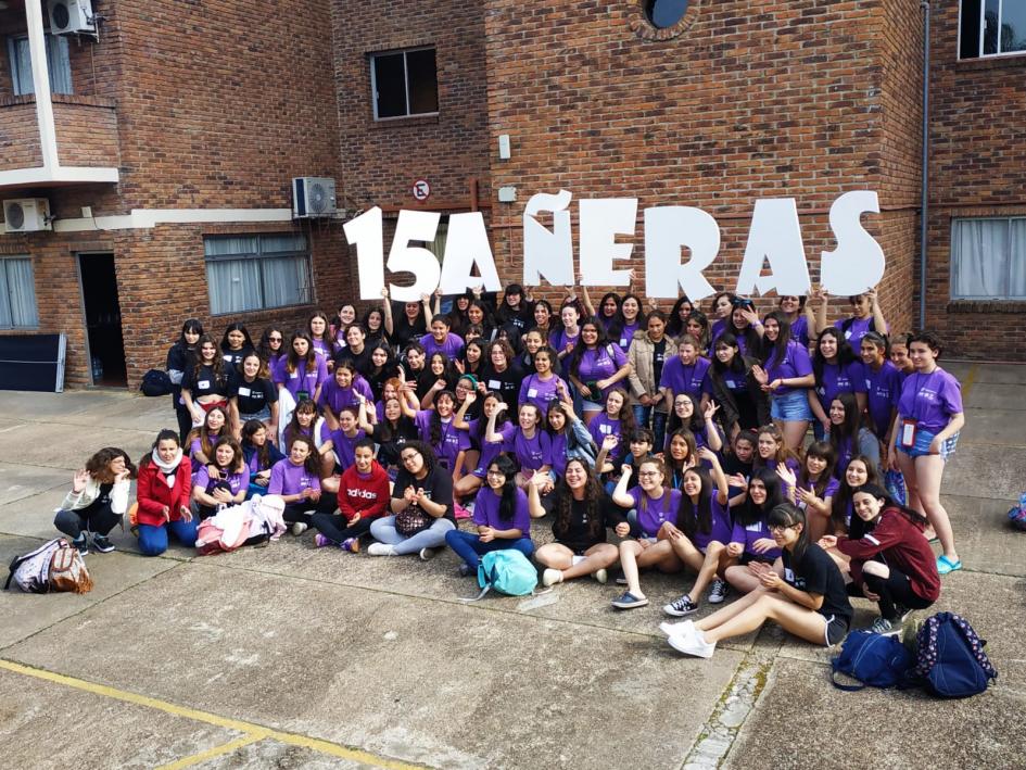 Las quinceañeras prontas para su viaje Plano general de las quinceañeras