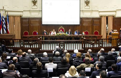 Autoridades y presentes Autoridades y presentes
