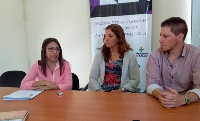 Personas en mesa durante presentación Personas en mesa