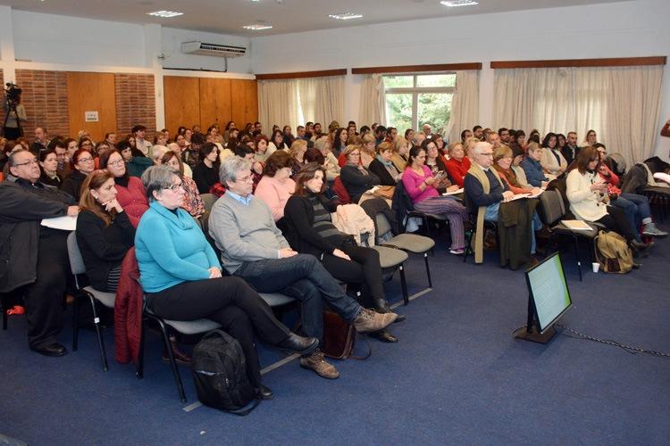 blico sentado y se proyecta en video el saludos de la Directora Nacional de Educaci&oacute