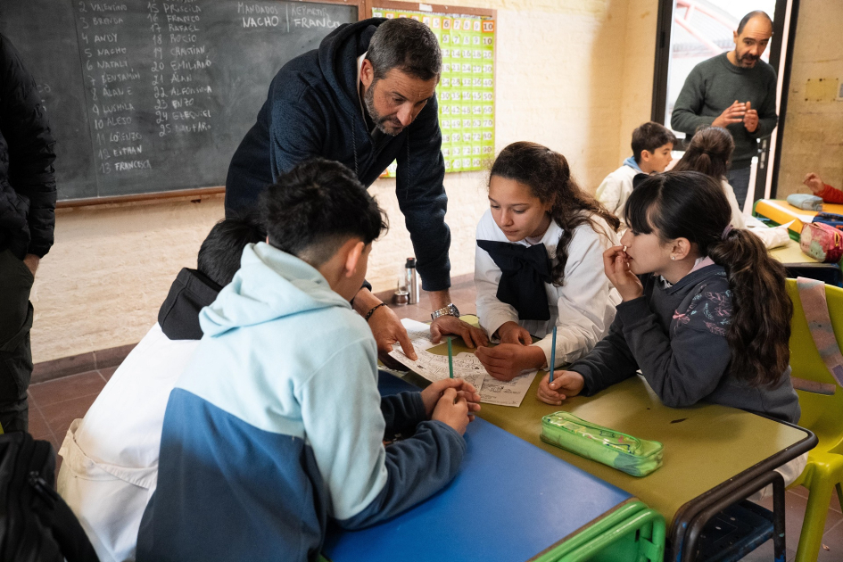 Escolares participando de un taller