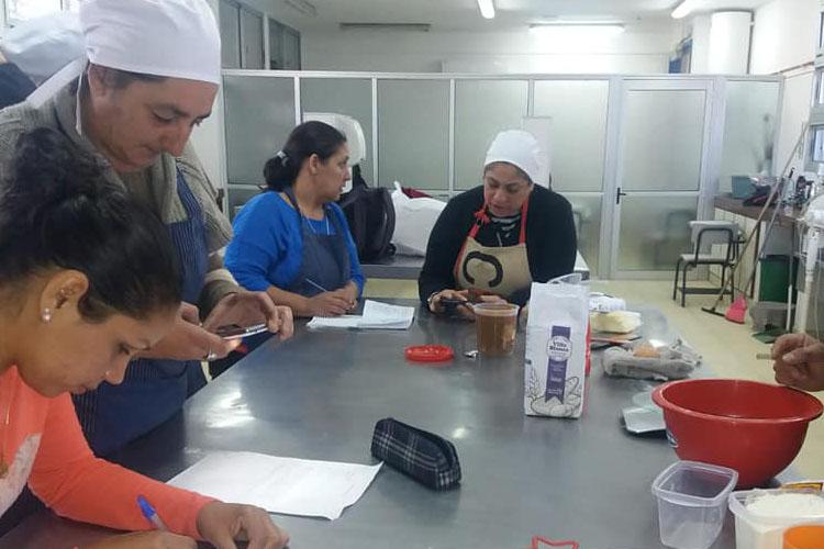 Mujeres participando en un taller de cocina