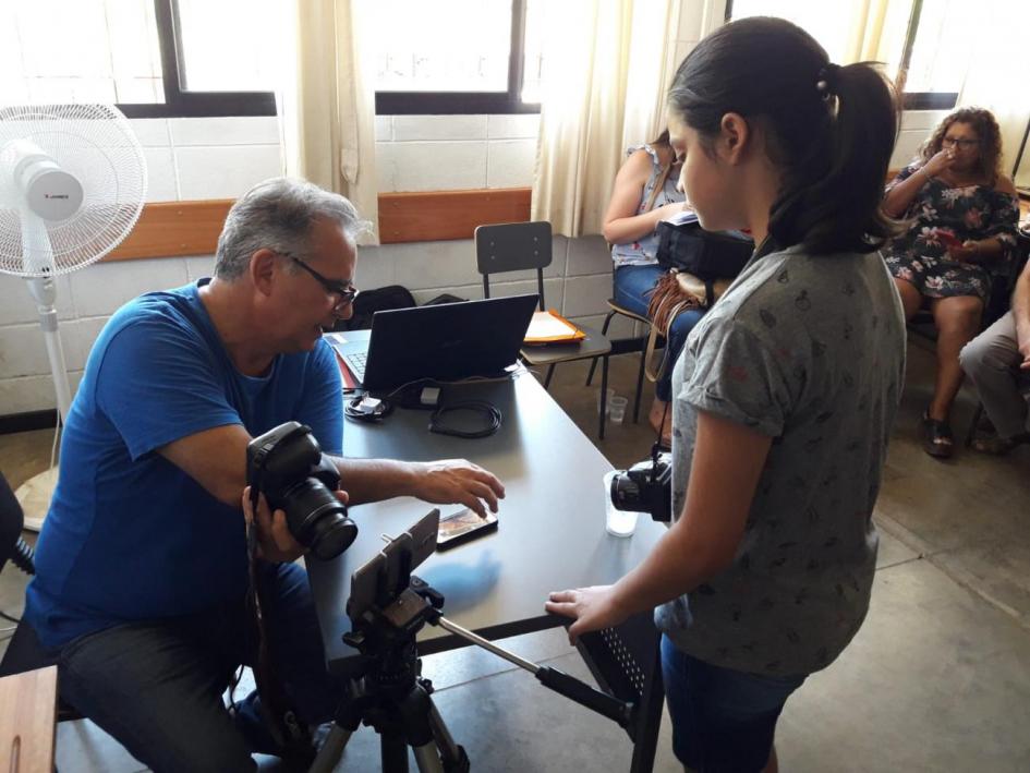 Participante hablando con el profesor del taller, Fernando Perez. Participante hablando con el profesor del taller, Fernando Perez.
