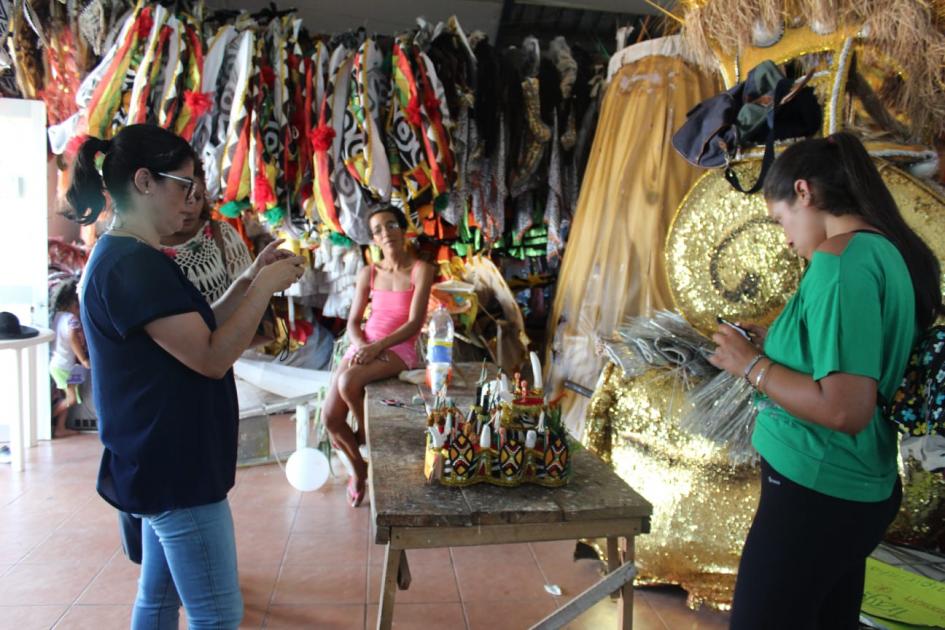 Participante del taller fotografiando artículos de carnaval Participante del taller fotografiando artículos de carnaval