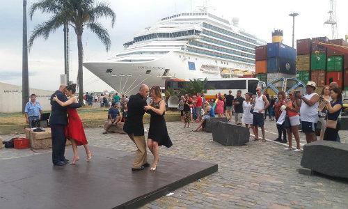 Bailarine de Tango bailando ante la presencia de cruceristas en el puerto Bailarine de Tango bailando ante la presencia de cruceristas en el puerto
