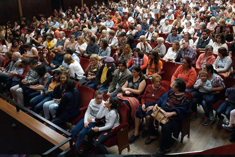 neces-personas-mirando-cine neces-personas-mirando-cine