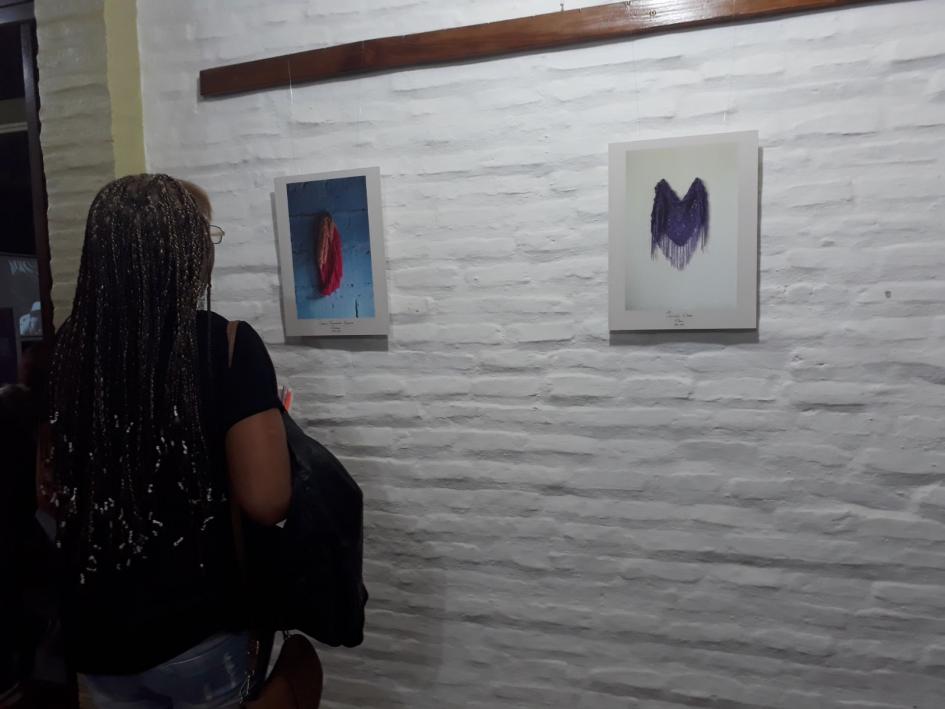 Visitantes de la muestra Persona viendo un cuadro