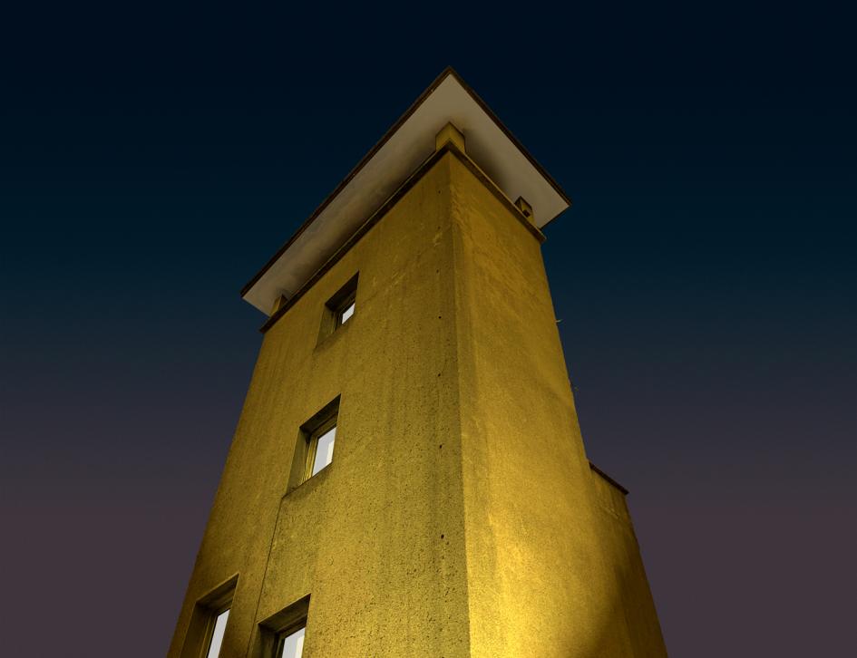 El mirador del IIBCE iluminado en amarillo