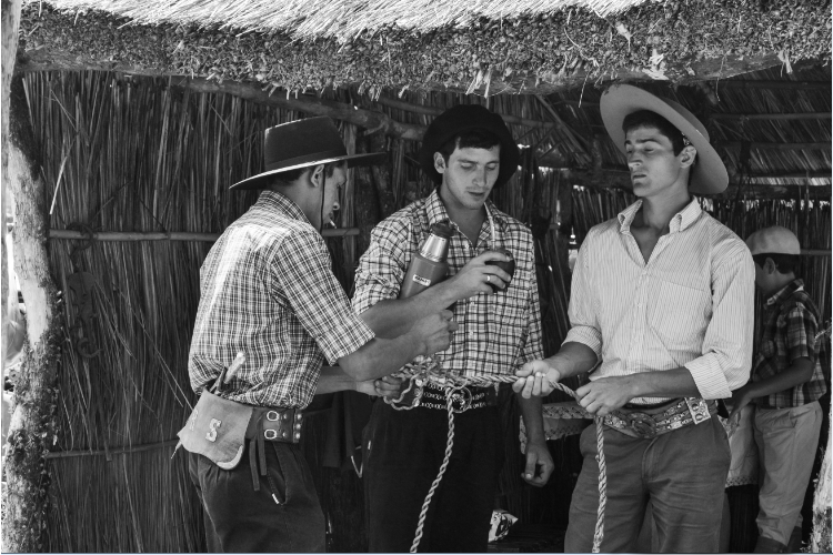 3er premio: Victor Gabriel Alsó Rodríguez (12 años) Colegio y Liceo Habilitado Rodó (Rivera) “Trenzando y mateando” Tres gauchos tomando mate y trenzando