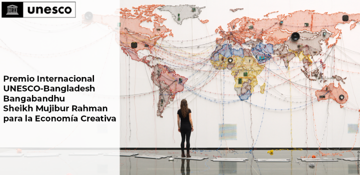 mujer mira mapa mundial mujer mira mapa mundial