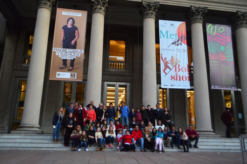 Personas en la puerta del Teatro Solís