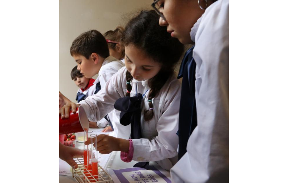 Escolares realizando experimentos