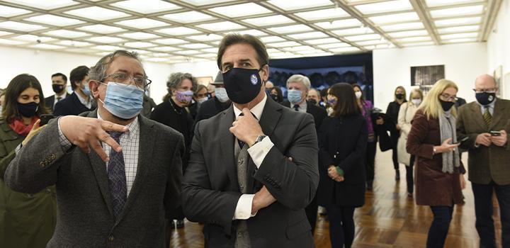 Oscar Larroca junto al Presidente, Luis Lacalle Pou Curador de la muestra junto al Presidente de la República