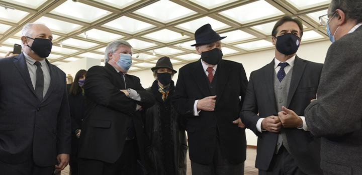 Oscar Larroca, curador de la muestra explica aspectos relevantes de Espínola Gómez durante la recorrida Curador de la muestra, explicando sobre la exposición