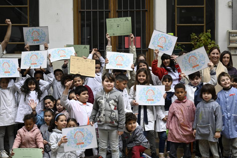 Escolares levantan útiles 