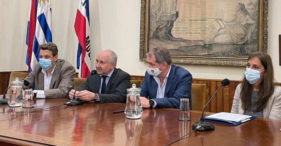Autoridades en firma del convenio Autoridades en mesa