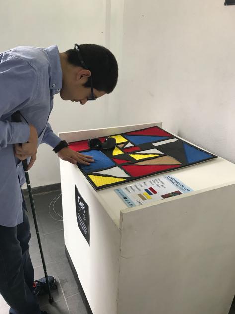 Reproducción de obras de Joaquín Torres García en 3D Persona participando en exposición