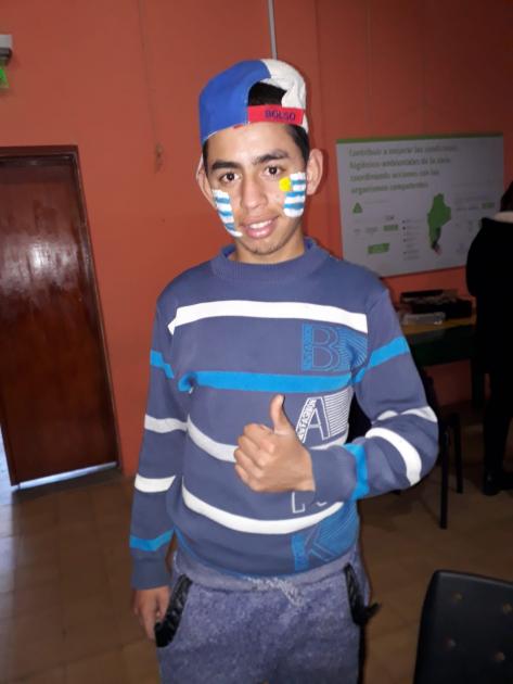 Así se vivió la previa del partido Persona maquillada con la bandera de Uruguay posa para foto