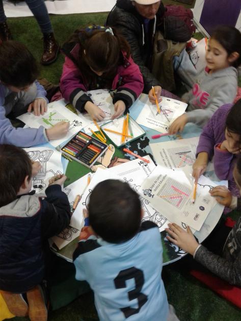 Los niños participaron de diversas actividades Niñas y niños en mesa pintando
