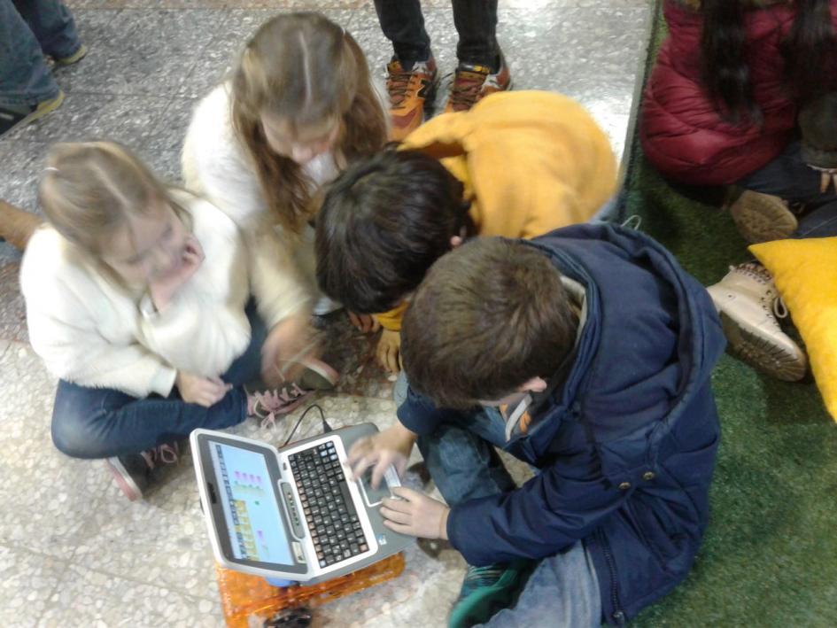 Los niños participaron de un taller de robótica Niñas y niños computadoras