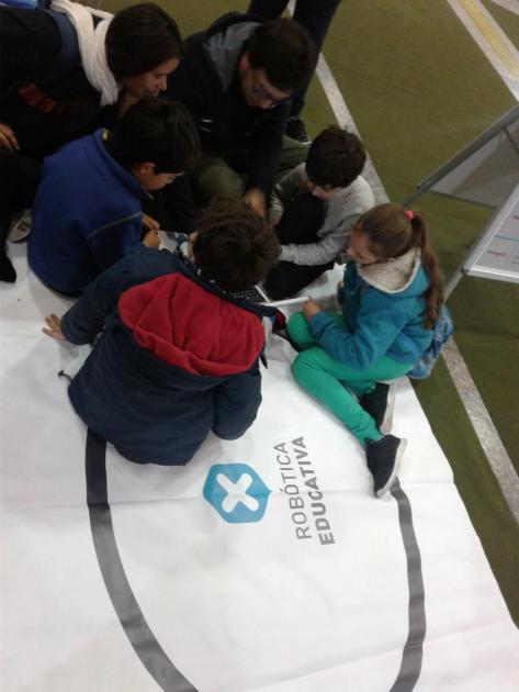 Los niños participaron de un taller de robótica Niñas y niños en taller de robótica