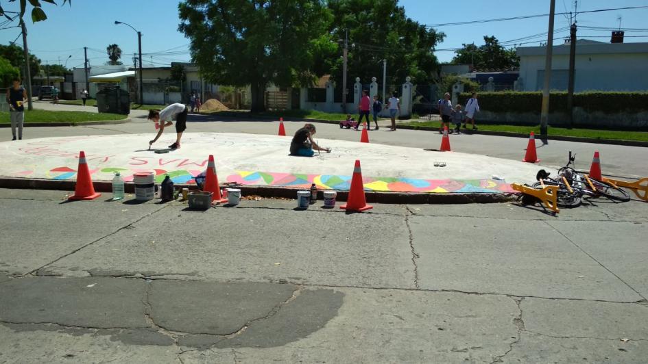 Personas del barrio interviniendo el espacio Personas pintando una plaza