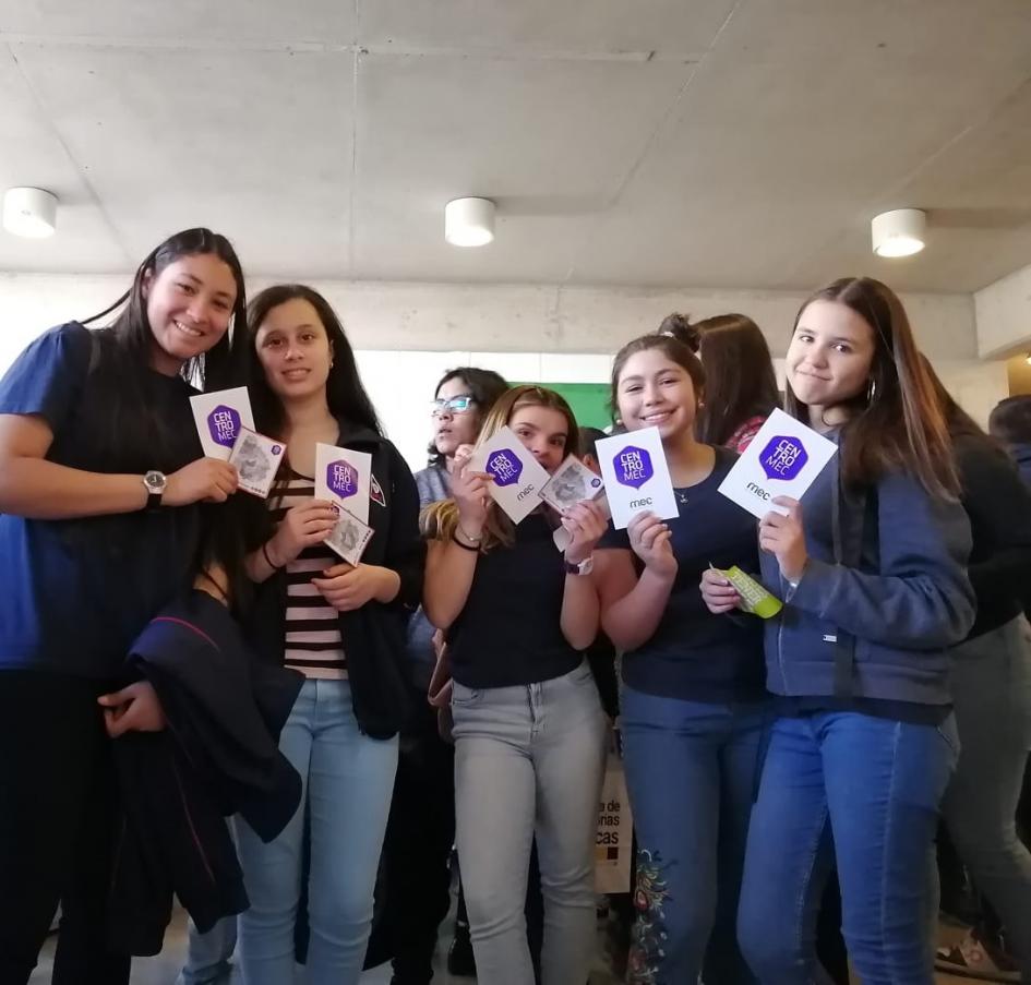 adolescentes con folletos de Centros MEC adolescentes con folletos de Centros MEC