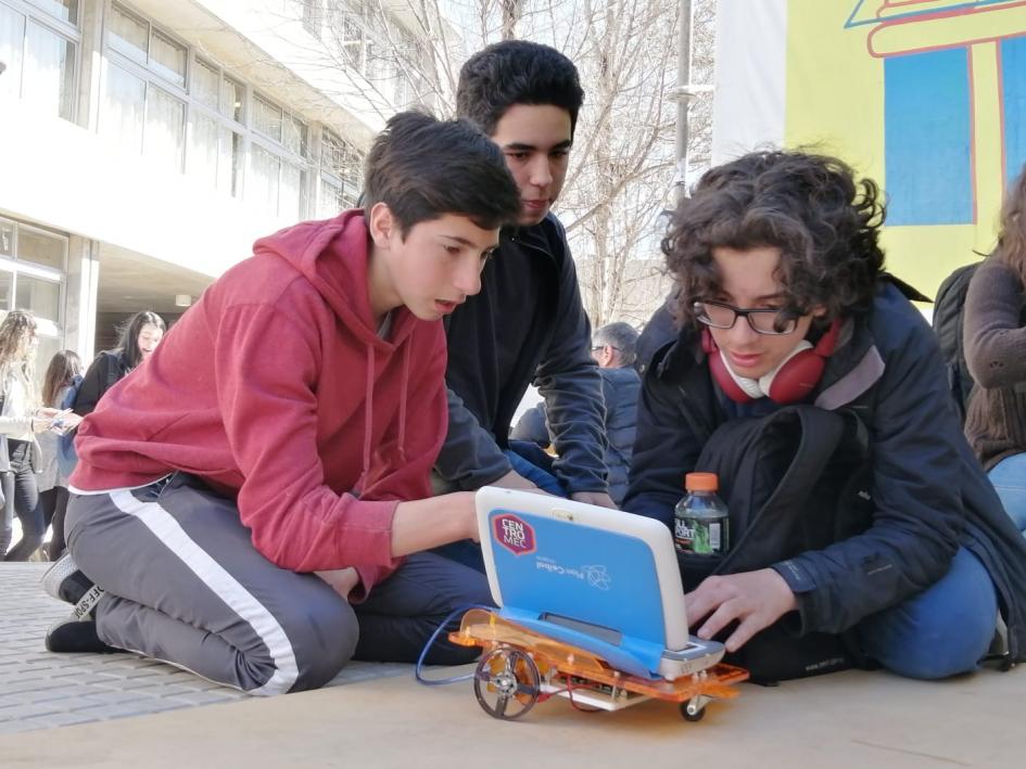 Jóvenes participando de Taller de robótica Jóvenes interactuando