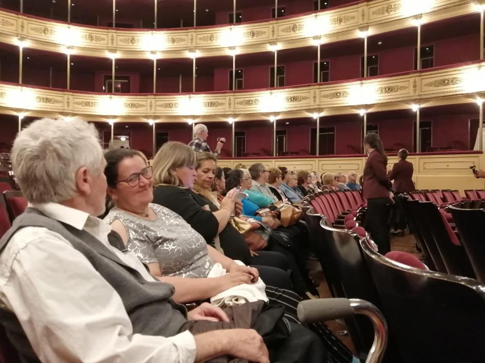 Personas participantes de Un pueblo al Solís Vista general del teatro
