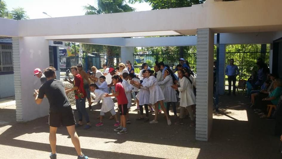 Clase de zumba en la escuela Personas en clase de zumba