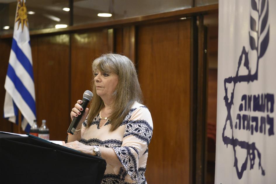 Directora del Museo dando su discurso con el micrófono en mano