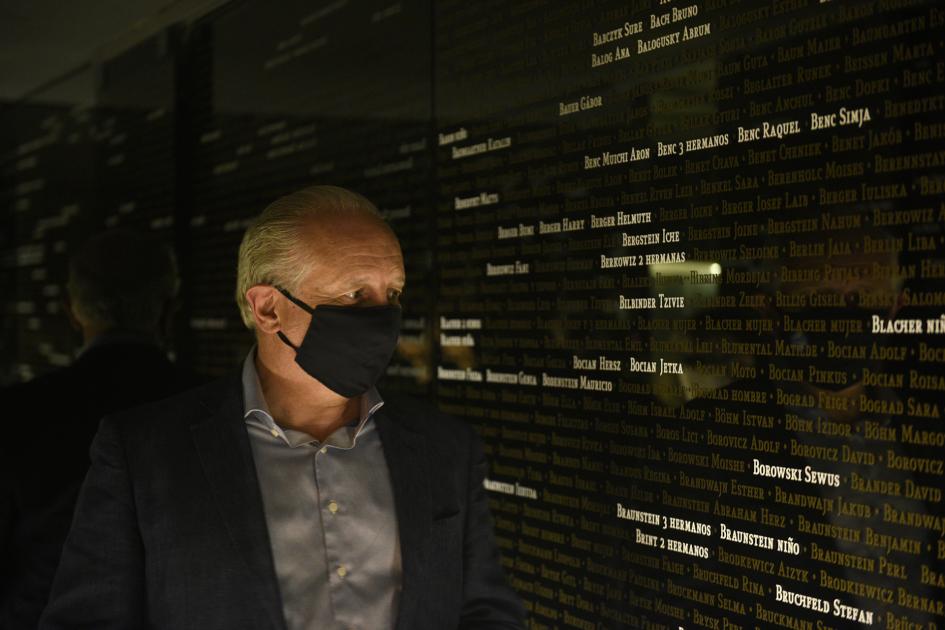 Ministro del MEC viendo los nombres de las víctimas del Holocausto