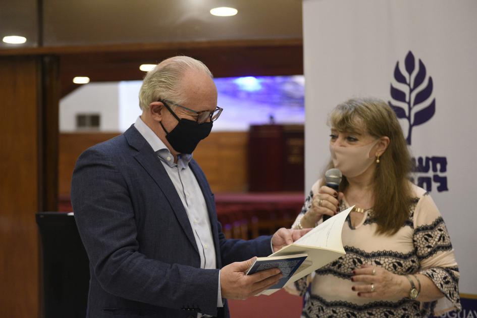 Ministro del MEC recibiendo un regalo de la mano de la directora del Museo