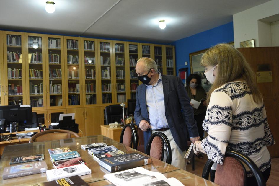 Vista general de la Biblioteca y el ministro viendo libros