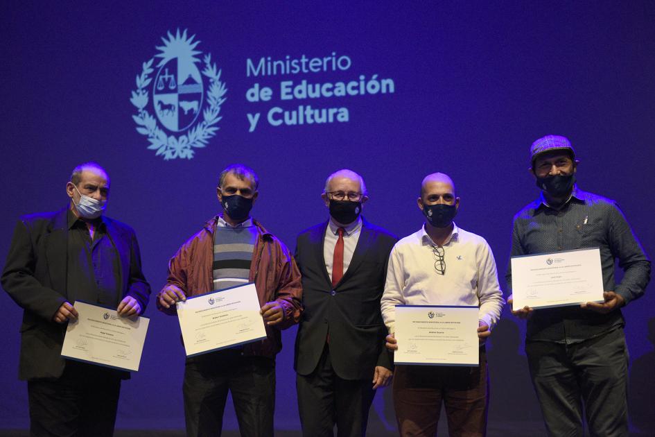 Homenajeados posando con su reconocimiento