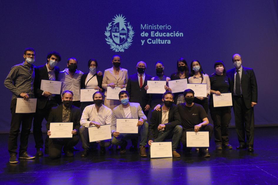 Foto grupal con los homenajeados del Sodre