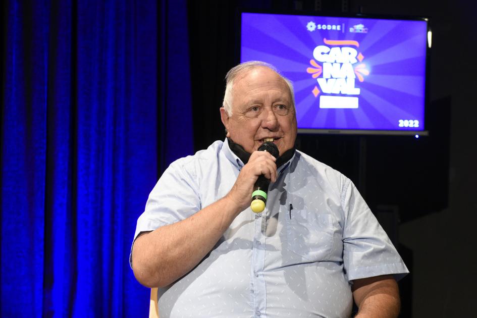 Representante de DAECPU, Carlos Nípoli, hablando con micrófono en mano