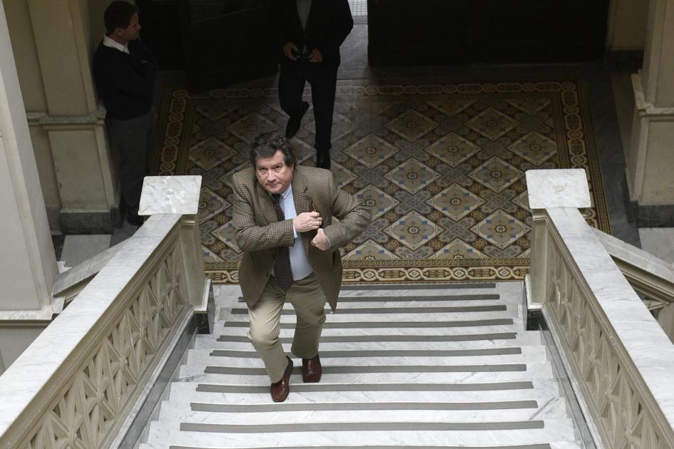 Hombre subiendo las escaleras