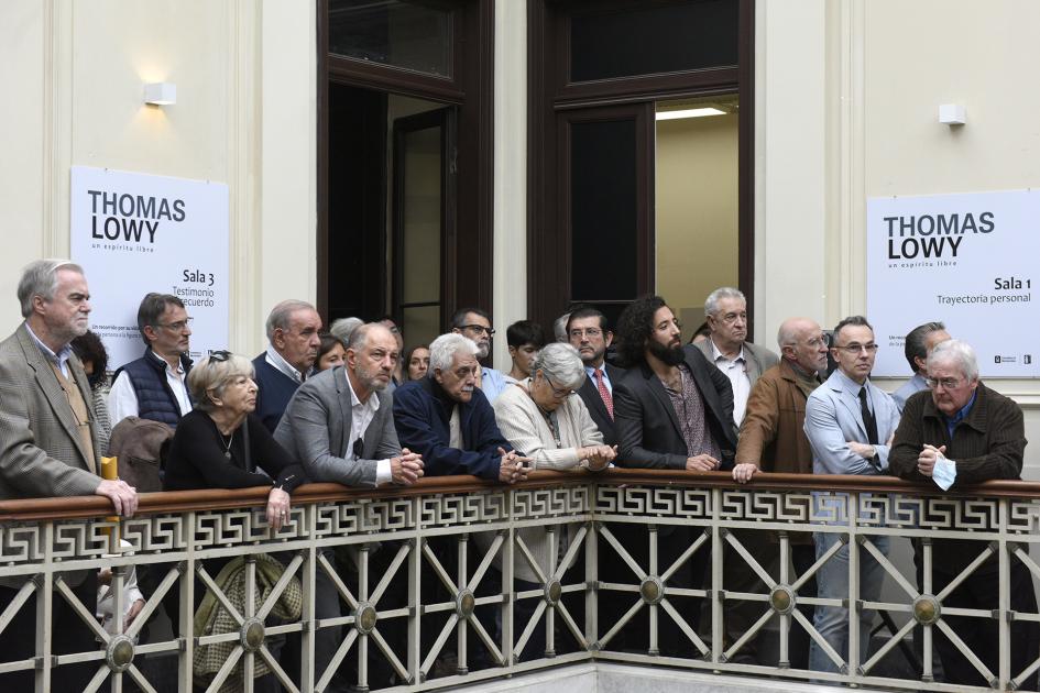 Personas reunidas escuchando la oratoria